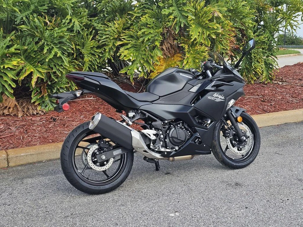 2026 Kawasaki Ninja® 500 Metallic Flat Spark Black