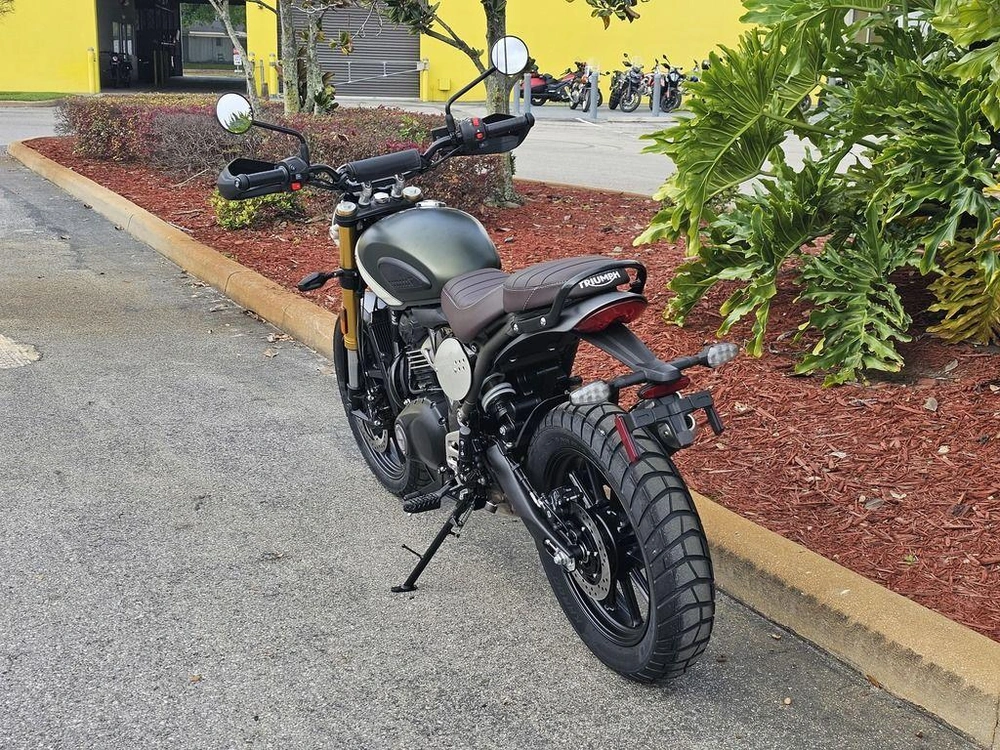 2026 Triumph Scrambler 400 X Matte Khaki Green/matte Fusion White