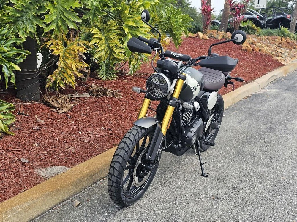 2026 Triumph Scrambler 400 X Matte Khaki Green/matte Fusion White