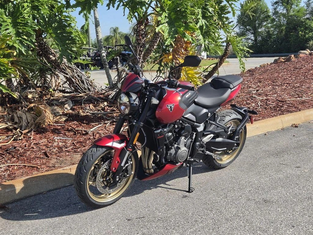 2026 Triumph Trident 800 Carnival Red
