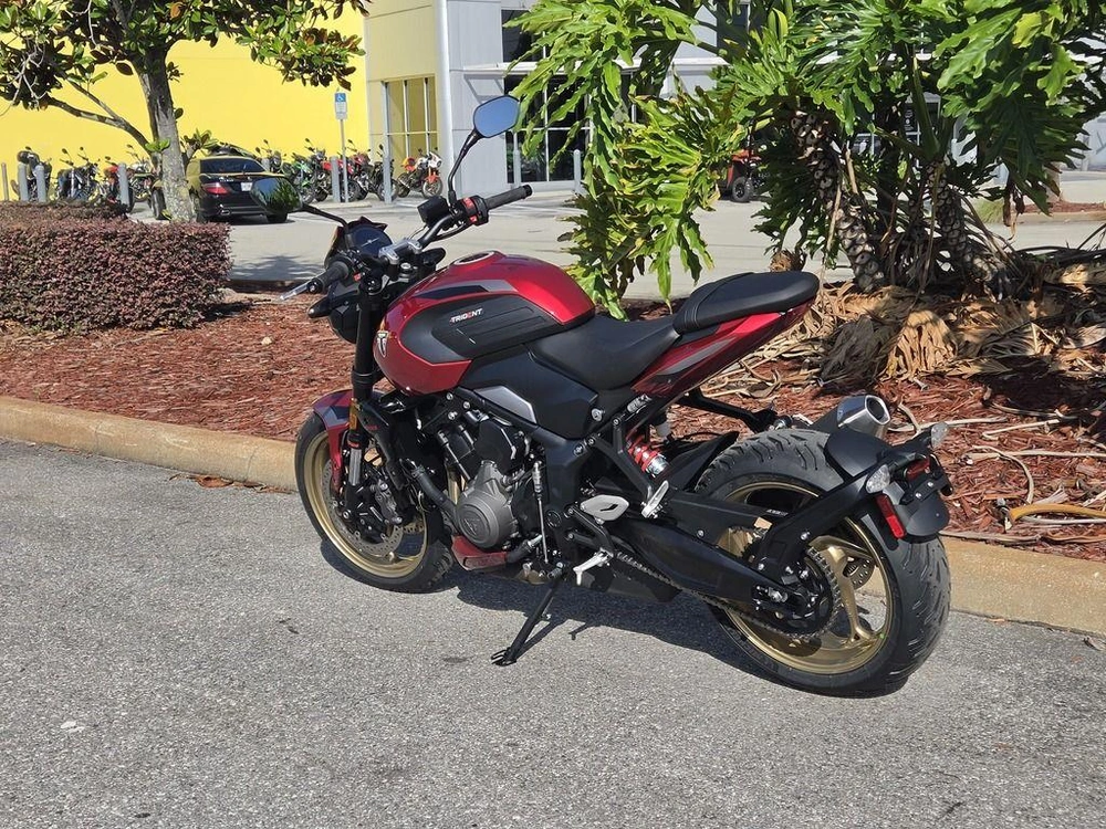 2026 Triumph Trident 800 Carnival Red
