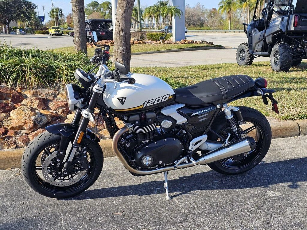 2025 Triumph Speed Twin 1200 Crystal White/sapphire Black