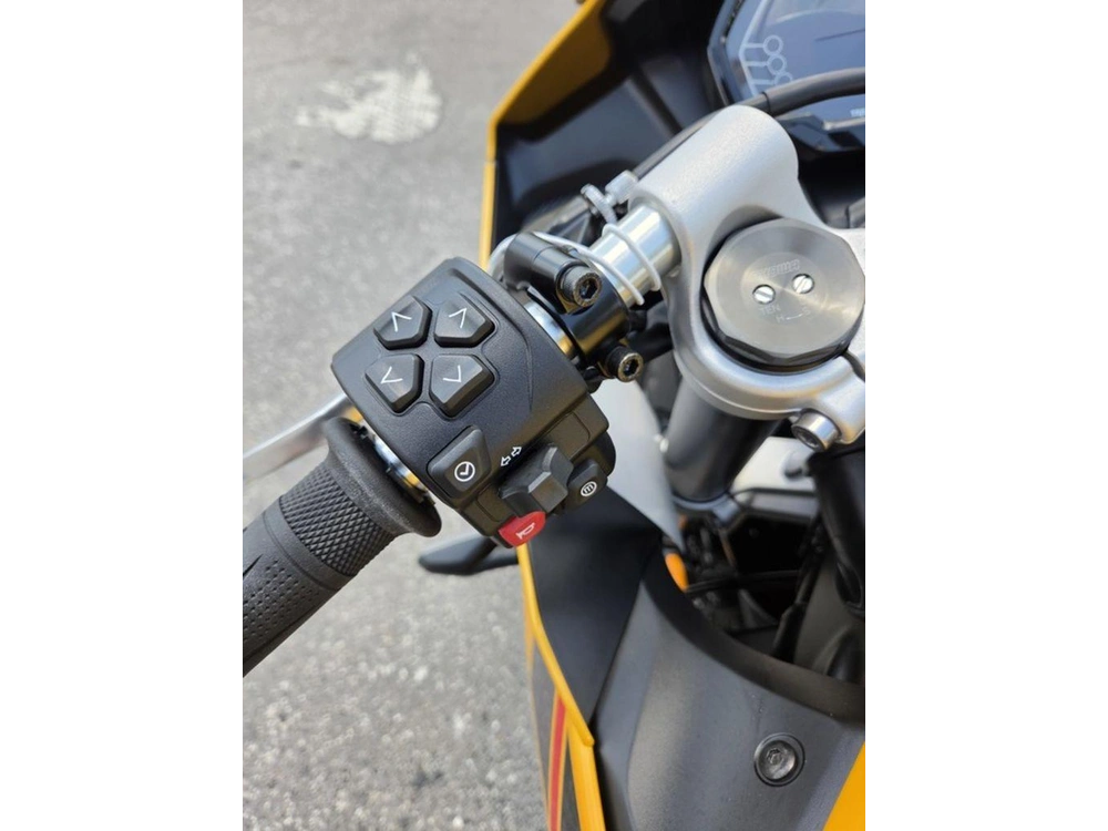 2026 Triumph Daytona 660 Cosmic Yellow / Sapphire Black