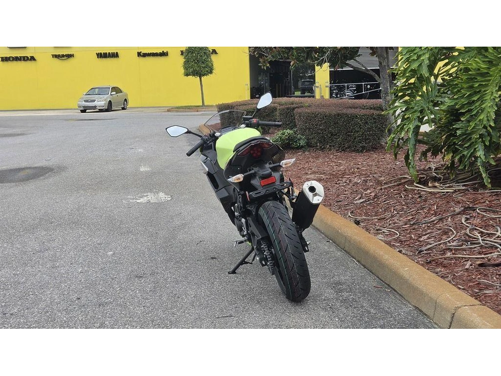 2026 Kawasaki Ninja® 500 Abs Metallic Yellowish Green/ebony