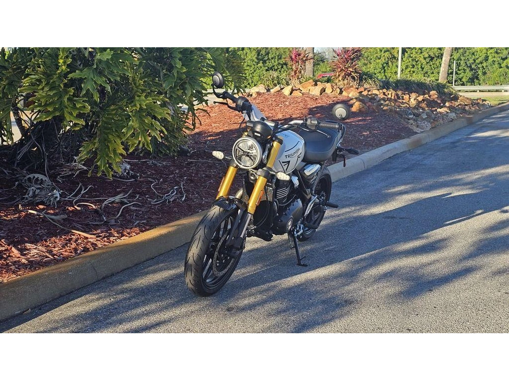 2026 Triumph Speed 400 Pearl Metallic White/phantom Black