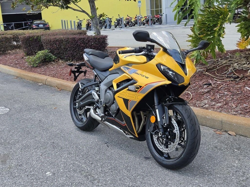 2026 Triumph Daytona 660 Cosmic Yellow / Sapphire Black
