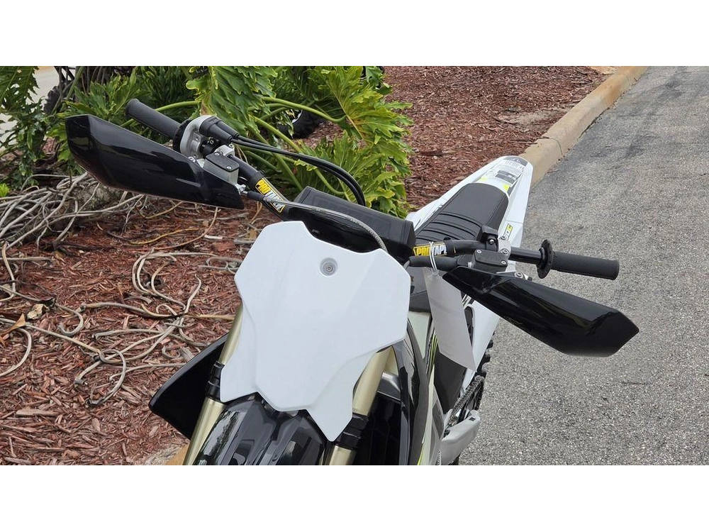 2026 Triumph Tf 450-c Jet Black/ Pure White