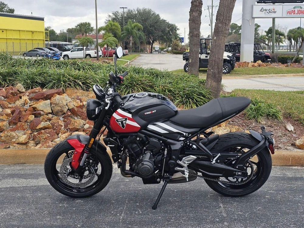 2025 Triumph Trident 660 Diablo Red/sapphire Black