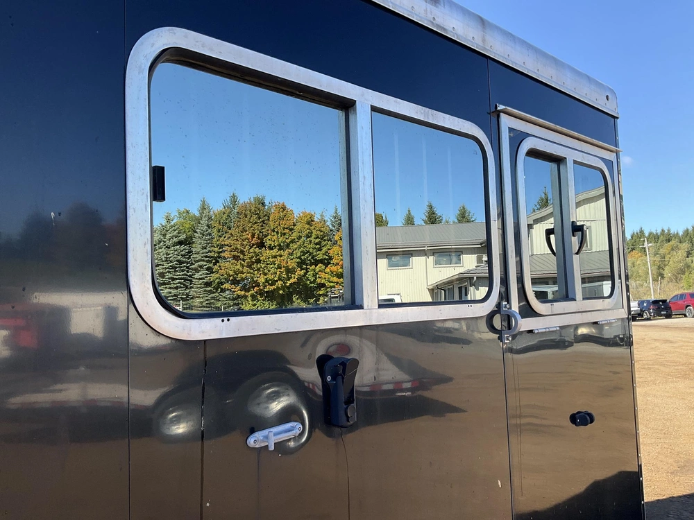 2011 Featherlite 2 Horse Straight Load 6'6"x11 Model 9407 Aluminum Horse Trailer alt