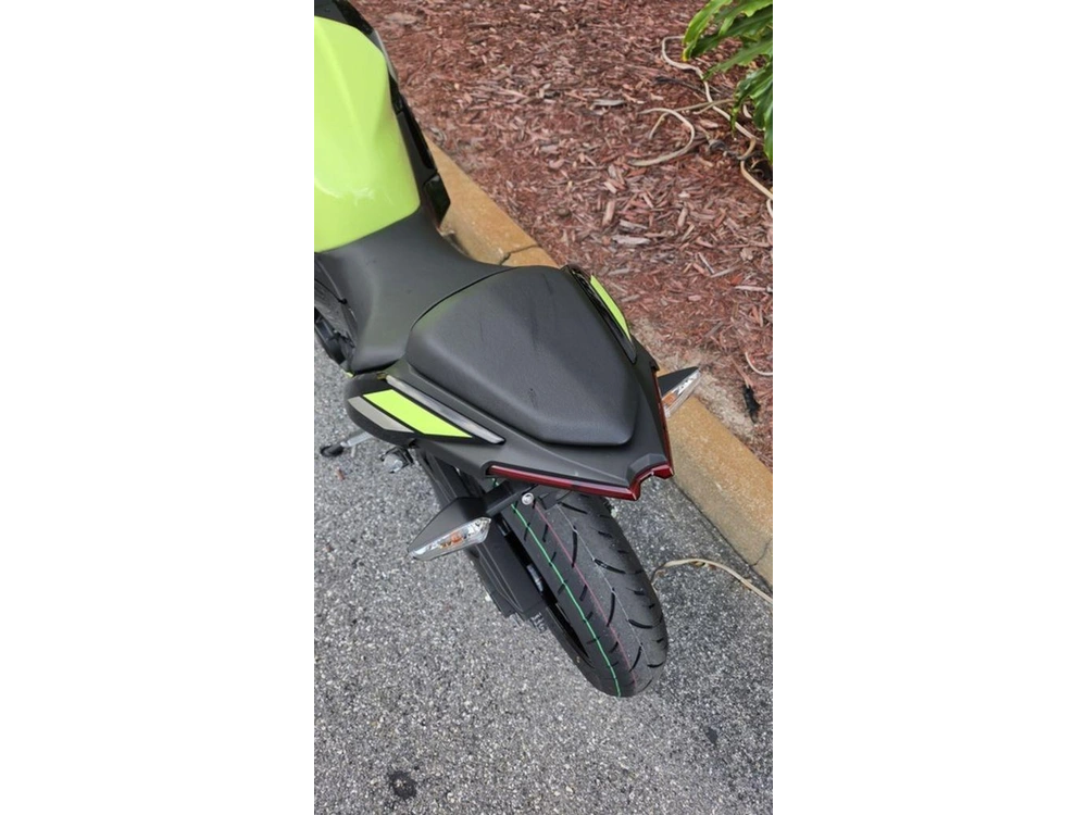 2026 Kawasaki Ninja® 500 Abs Metallic Yellowish Green/ebony
