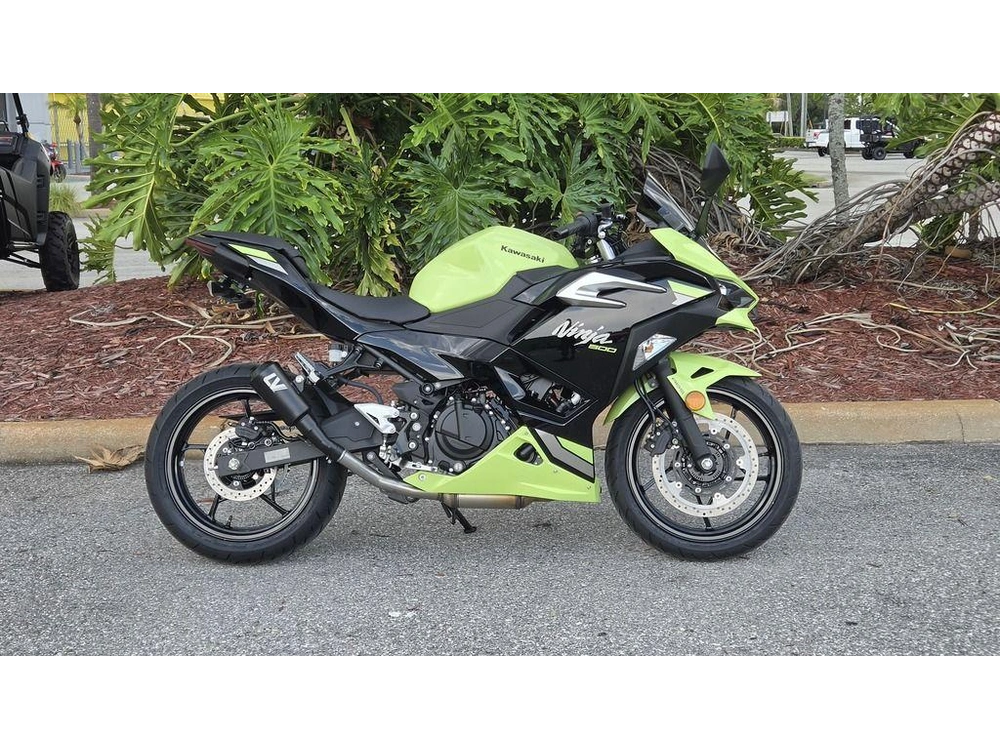 2026 Kawasaki Ninja® 500 Abs Metallic Yellowish Green/ebony