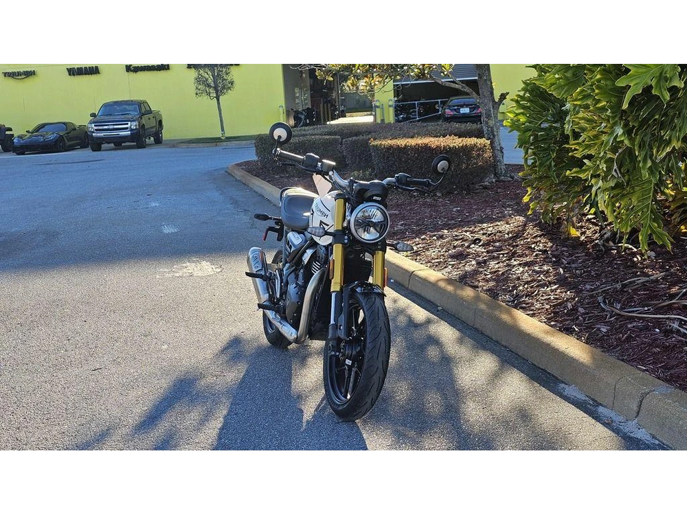 2026 Triumph Speed 400 Pearl Metallic White/phantom Black