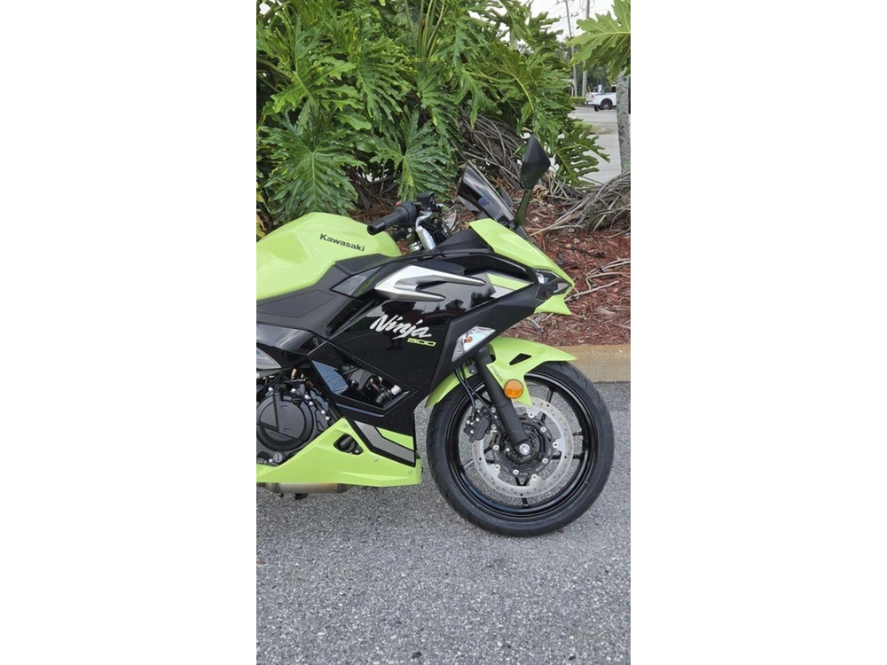 2026 Kawasaki Ninja® 500 Abs Metallic Yellowish Green/ebony