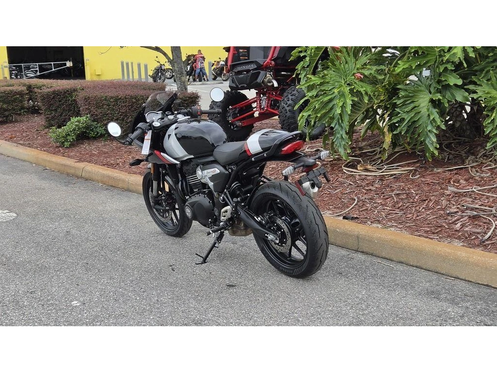 2026 Triumph Thruxton 400 Phantom Black / Aluminium Silver