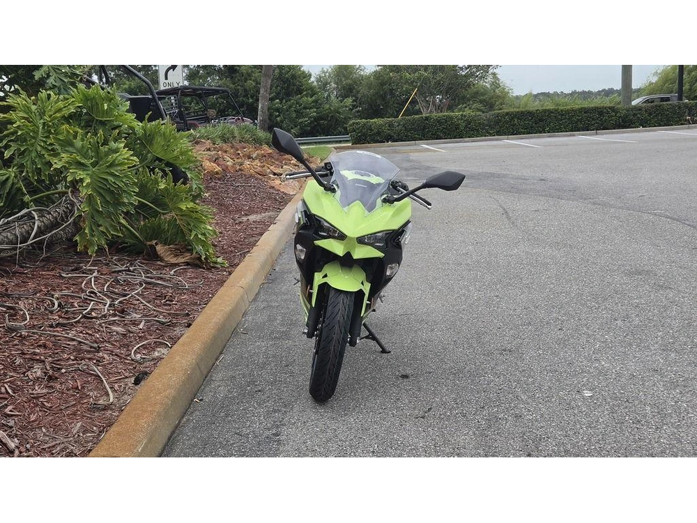 2026 Kawasaki Ninja® 500 Abs Metallic Yellowish Green/ebony