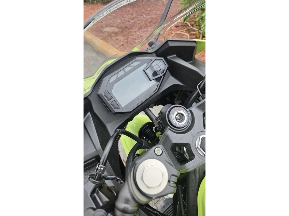 2026 Kawasaki Ninja® 500 Abs Metallic Yellowish Green/ebony