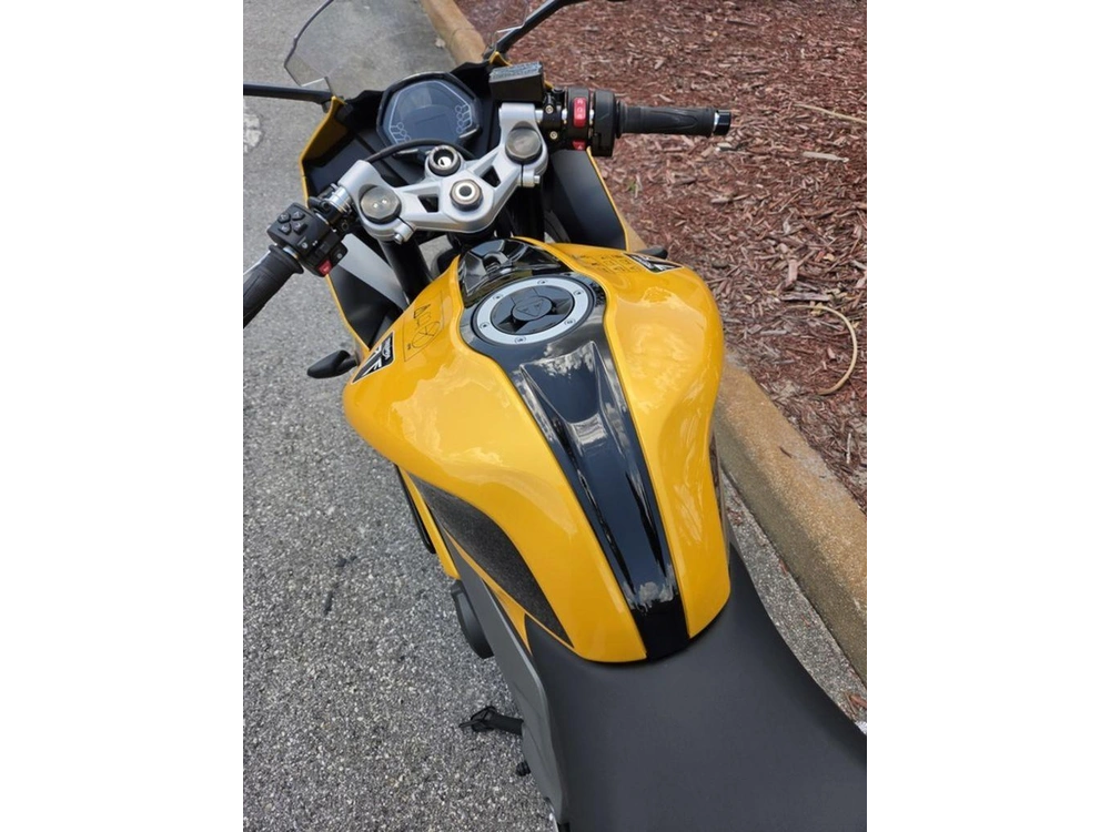 2026 Triumph Daytona 660 Cosmic Yellow / Sapphire Black