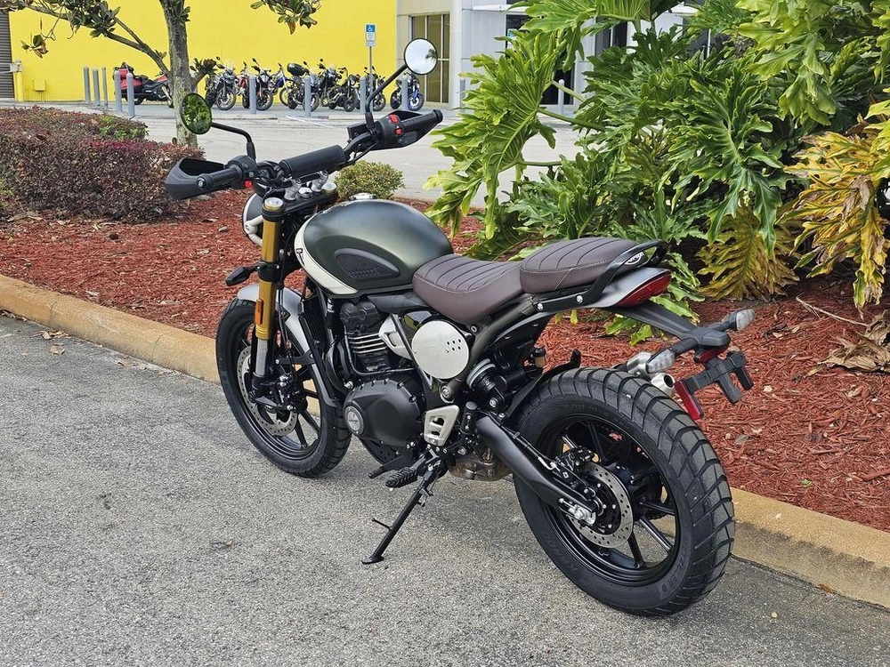 2026 Triumph Scrambler 400 X Matte Khaki Green/matte Fusion White