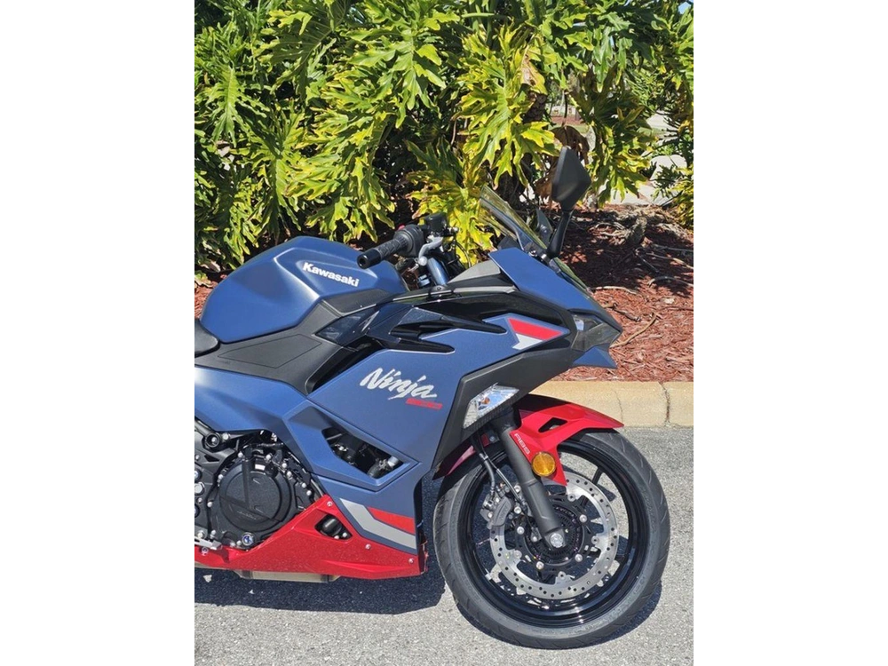 2026 Kawasaki Ninja® 500 Abs Metallic Matte Twilight Blue