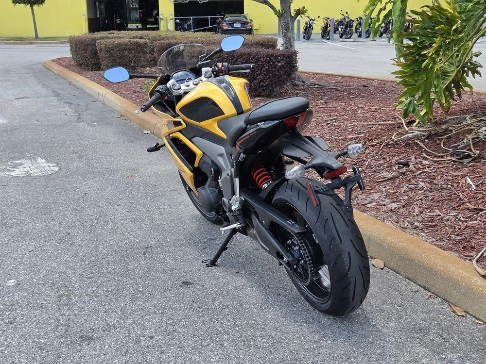 2026 Triumph Daytona 660 Cosmic Yellow / Sapphire Black