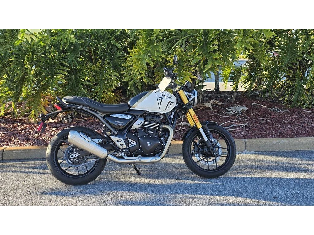 2026 Triumph Speed 400 Pearl Metallic White/phantom Black