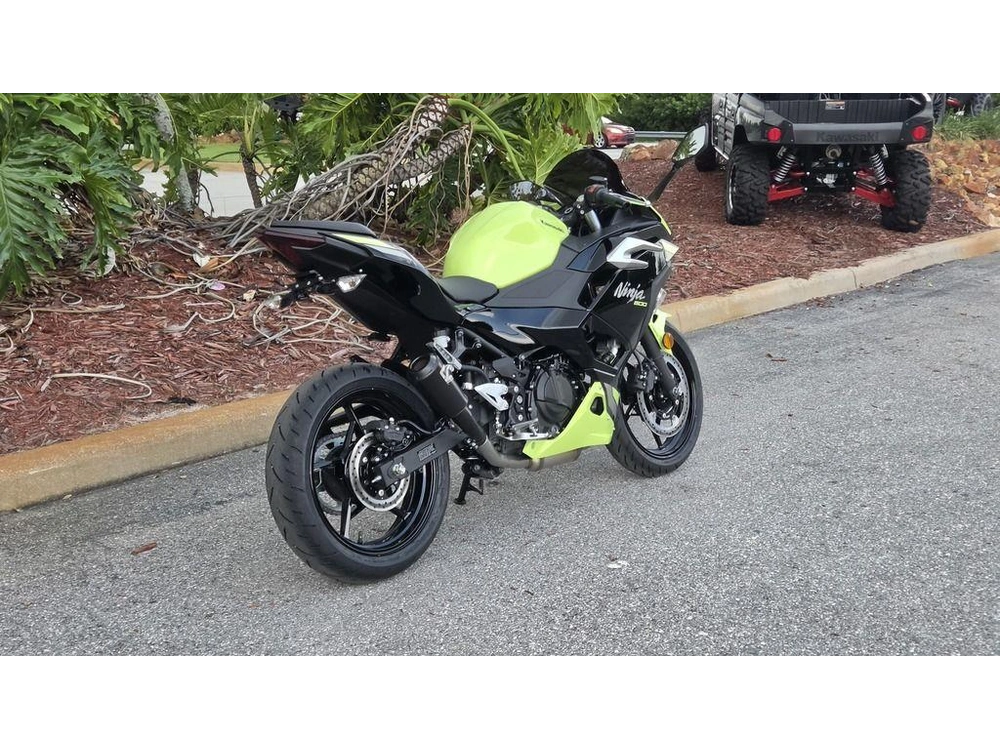 2026 Kawasaki Ninja® 500 Abs Metallic Yellowish Green/ebony