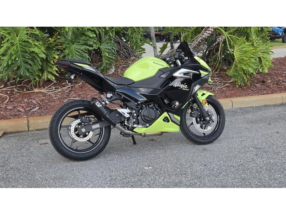 2026 Kawasaki Ninja® 500 Abs Metallic Yellowish Green/ebony