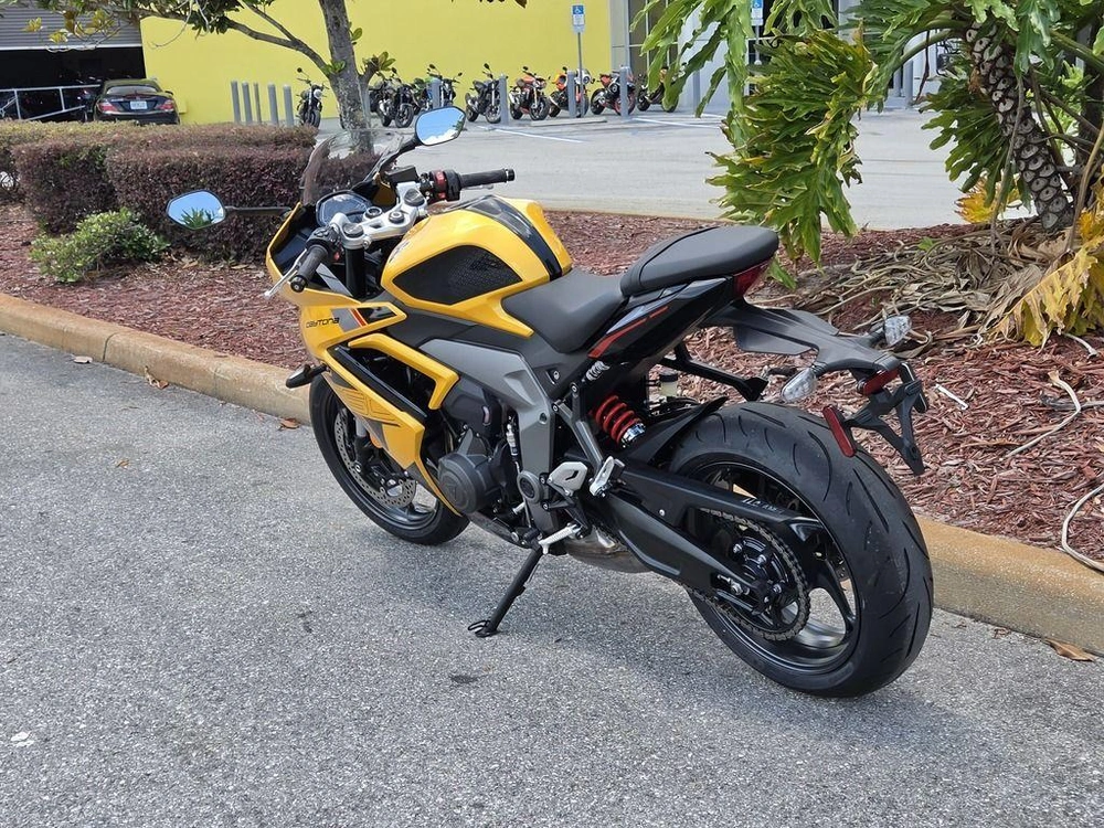 2026 Triumph Daytona 660 Cosmic Yellow / Sapphire Black