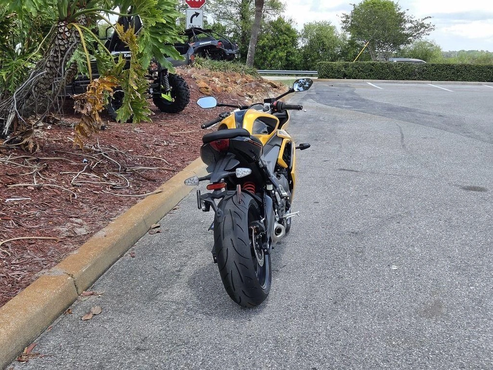 2026 Triumph Daytona 660 Cosmic Yellow / Sapphire Black