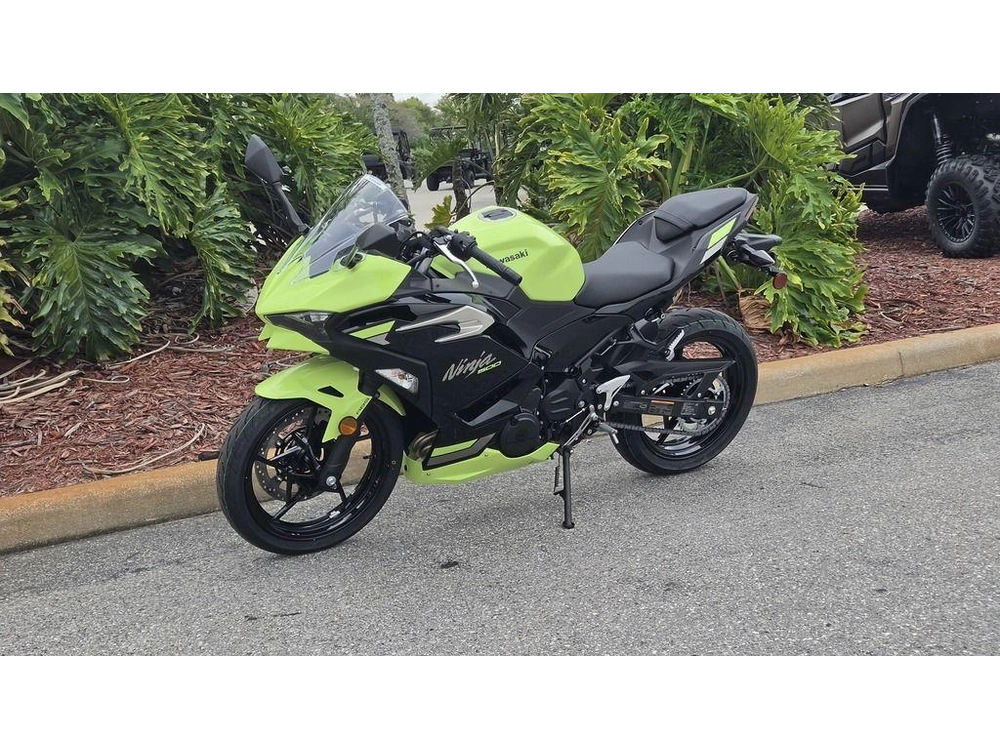 2026 Kawasaki Ninja® 500 Abs Metallic Yellowish Green/ebony