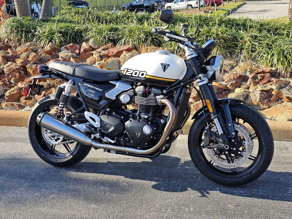 2025 Triumph Speed Twin 1200 Crystal White/sapphire Black