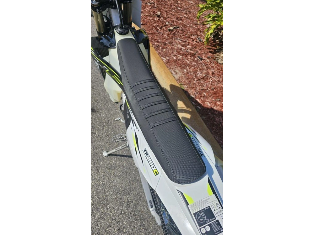 2026 Triumph Tf 250-c Jet Black/ Pure White
