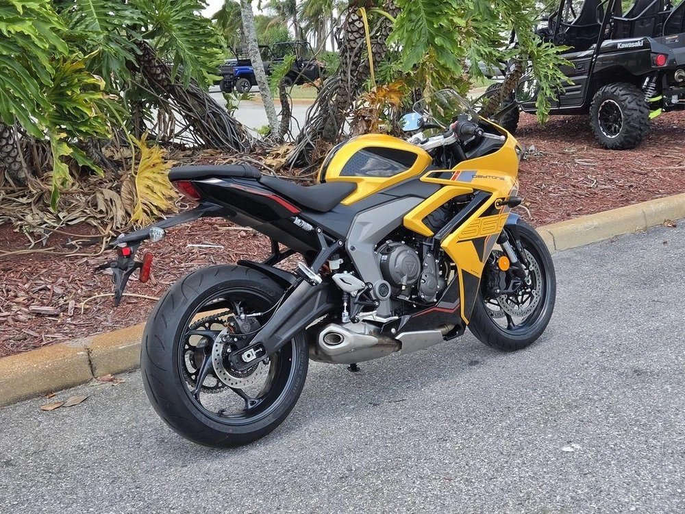 2026 Triumph Daytona 660 Cosmic Yellow / Sapphire Black