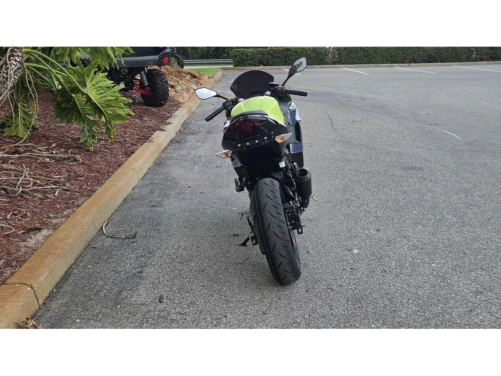 2026 Kawasaki Ninja® 500 Abs Metallic Yellowish Green/ebony