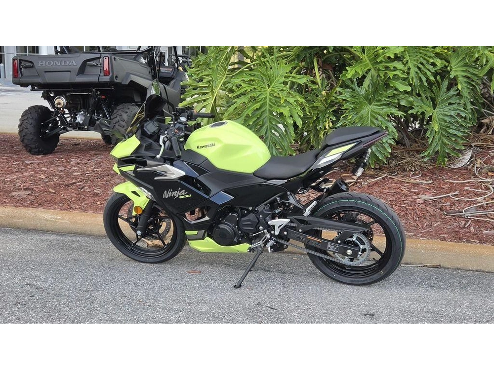 2026 Kawasaki Ninja® 500 Abs Metallic Yellowish Green/ebony