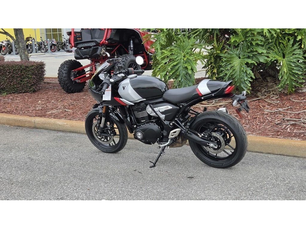 2026 Triumph Thruxton 400 Phantom Black / Aluminium Silver
