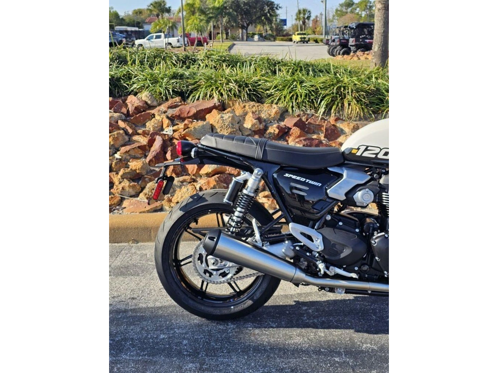2025 Triumph Speed Twin 1200 Crystal White/sapphire Black