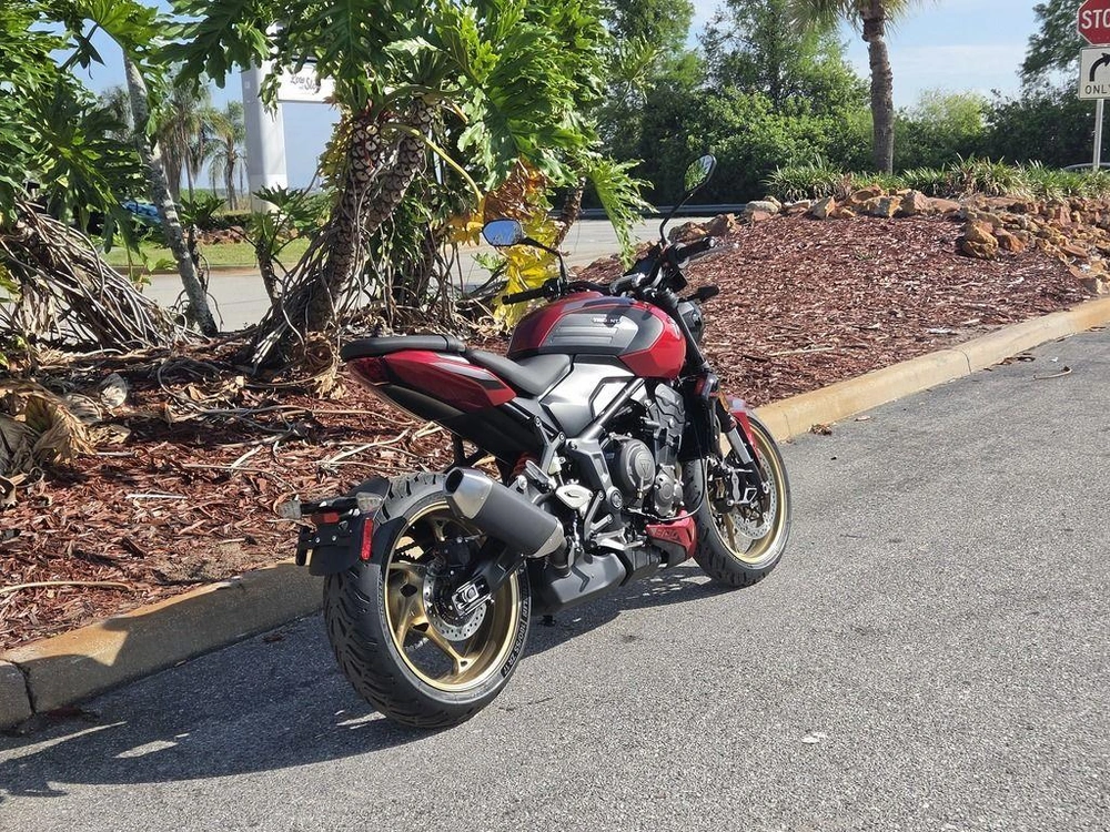 2026 Triumph Trident 800 Carnival Red