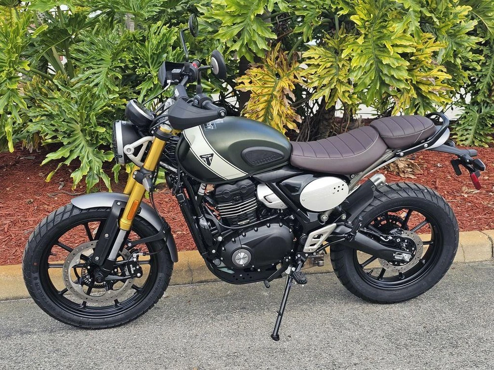 2026 Triumph Scrambler 400 X Matte Khaki Green/matte Fusion White