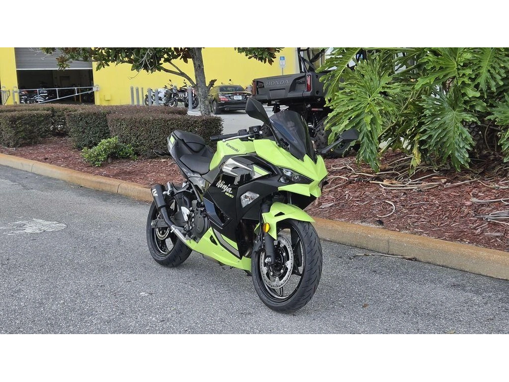 2026 Kawasaki Ninja® 500 Abs Metallic Yellowish Green/ebony