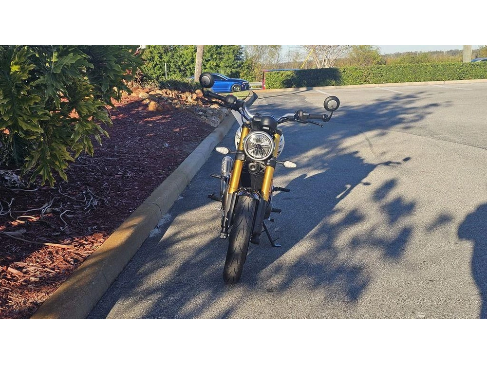 2026 Triumph Speed 400 Pearl Metallic White/phantom Black