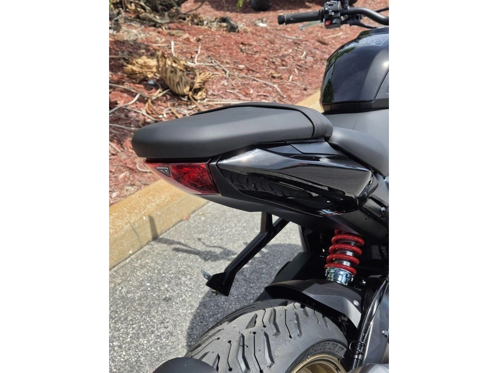 2026 Triumph Trident 800 Jet Black