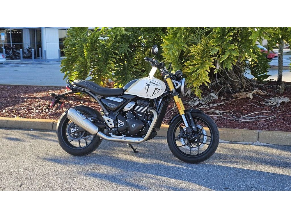 2026 Triumph Speed 400 Pearl Metallic White/phantom Black