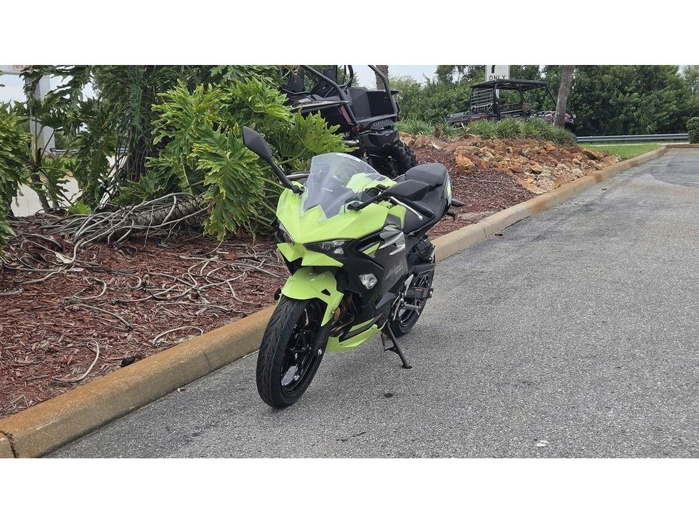 2026 Kawasaki Ninja® 500 Abs Metallic Yellowish Green/ebony