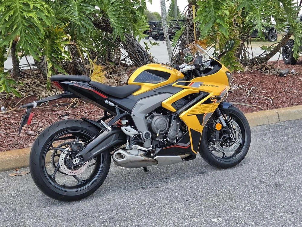 2026 Triumph Daytona 660 Cosmic Yellow / Sapphire Black