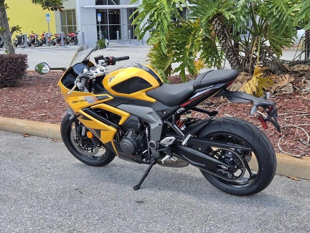 2026 Triumph Daytona 660 Cosmic Yellow / Sapphire Black