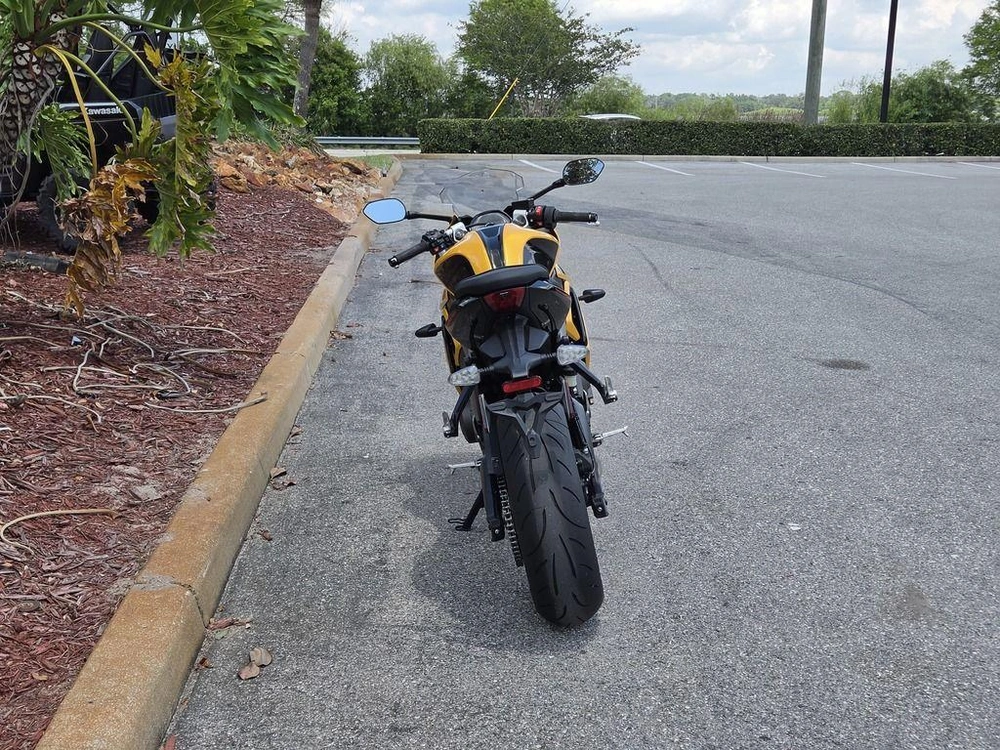 2026 Triumph Daytona 660 Cosmic Yellow / Sapphire Black