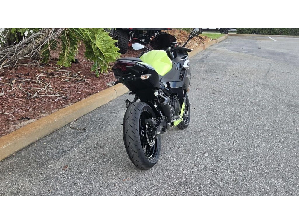 2026 Kawasaki Ninja® 500 Abs Metallic Yellowish Green/ebony