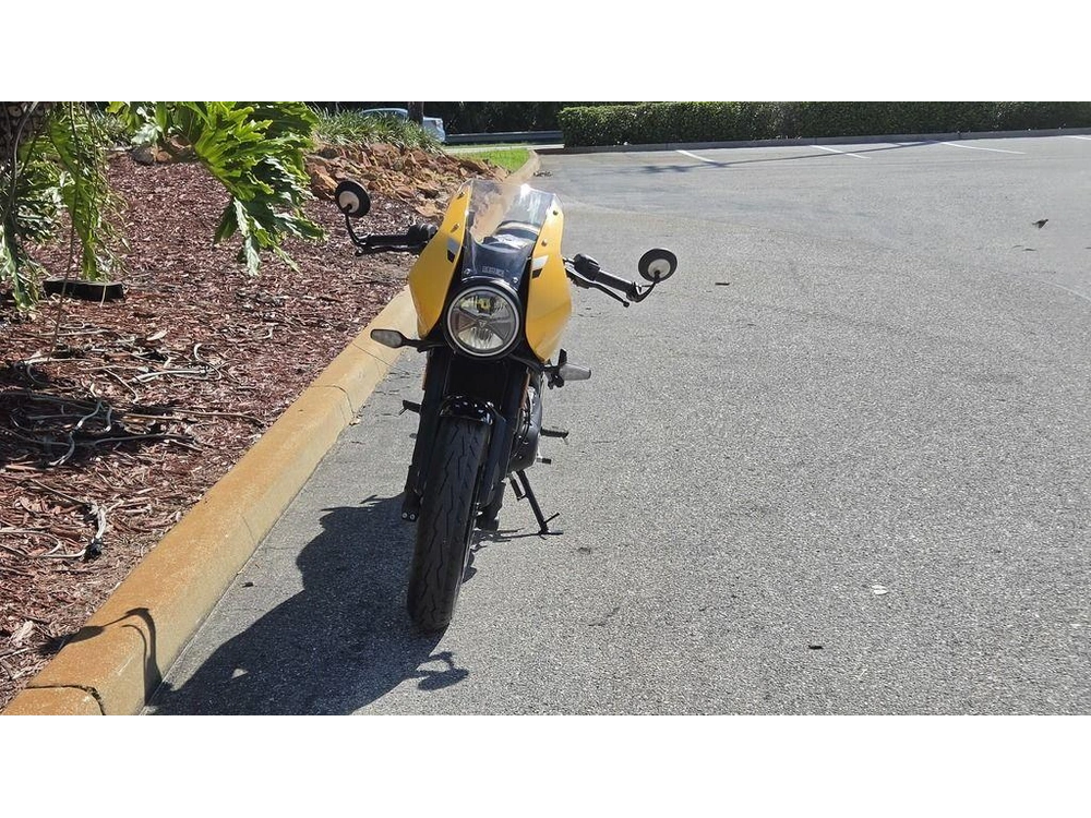 2026 Triumph Thruxton 400 Metallic Racing Yellow / Aluminium Silver