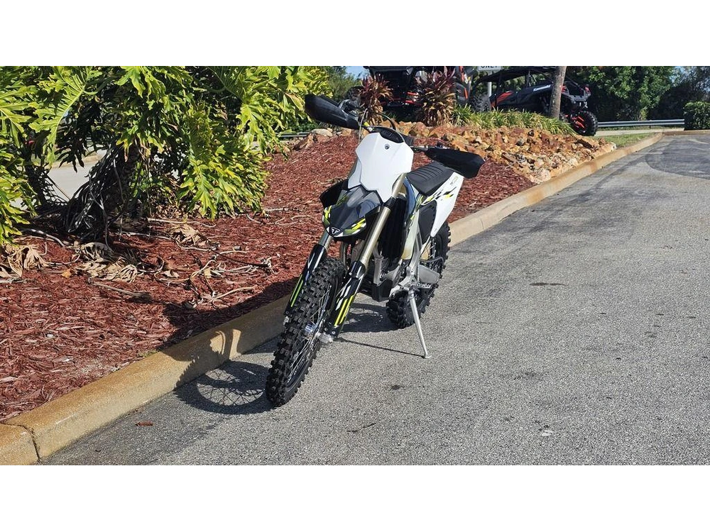 2026 Triumph Tf 250-c Jet Black/ Pure White